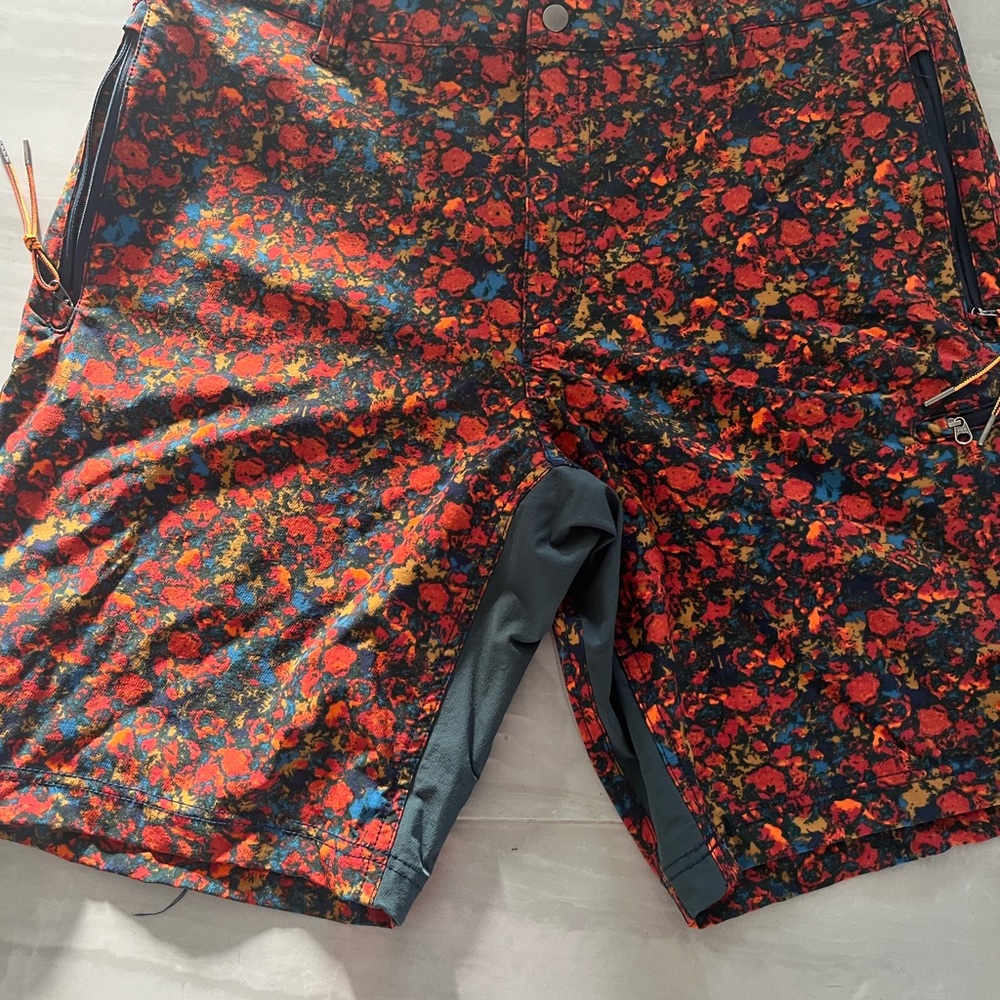 Men’s short size large. Brand without walls. Great condition.